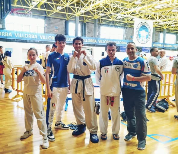 Giovani atleti di TaeKwon-Do con i tecnici