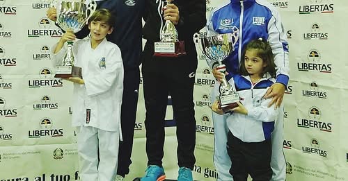 Bambini con dobok e trofei