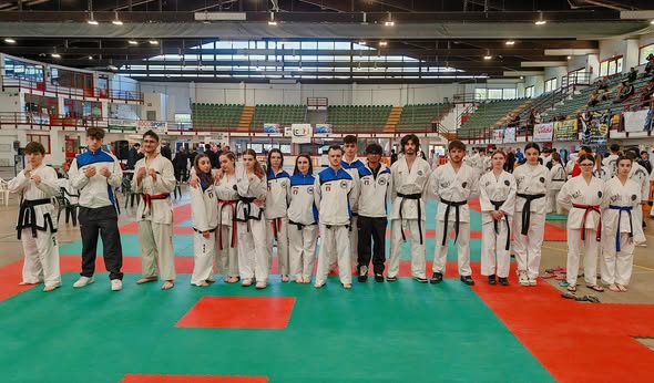 Gruppo di ragazzi in dobok a un campionato di TaeKwon-Do