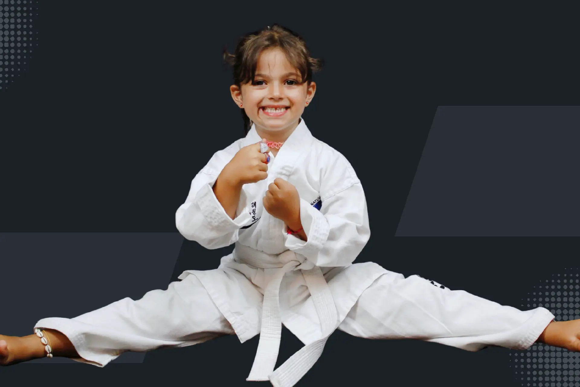 Bambina sorridente con il dobok
